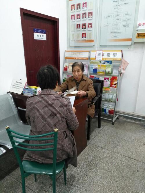 莲二社区法律顾问为居民提供法律咨询